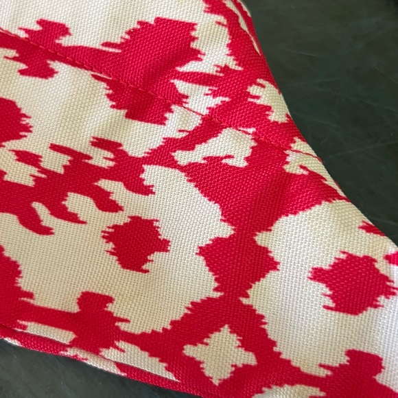 KAVU Rope Sling Bag in a Pink Blot/Red/ White Geometric Pattern. - Picture 3 of 6